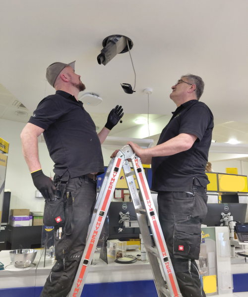 LSS Team bei der Montage einer Beleuchtungsanlage